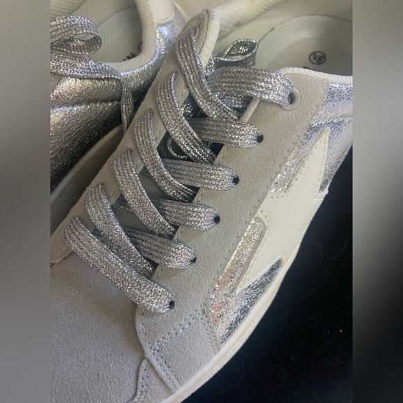 Niluber Sz 8.5 Low Top Star Grey/ Silver/ White Lace Up Women’s Sneakers - Picture 2 of 6